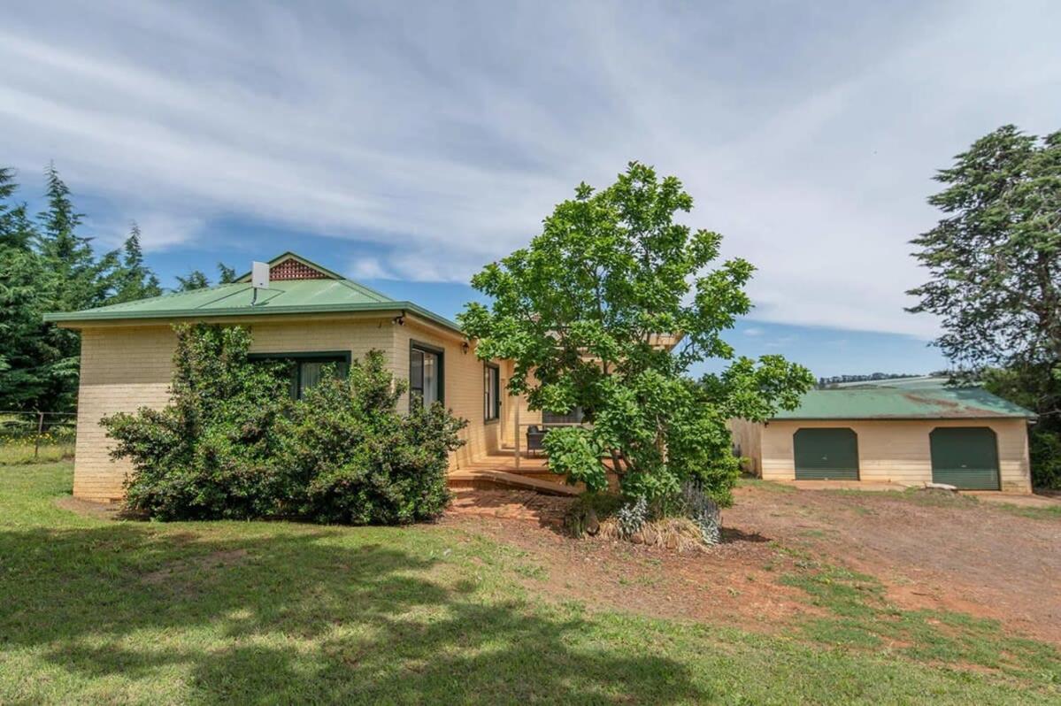 Canobolas Cottage, Amazing Farm Stay, 4 King Beds Exterior photo